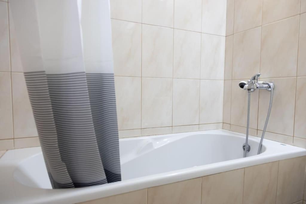 3 Bedroom Apt, Free Wifi & Ac, Cidadela - Lcgr Praia Bagian luar foto